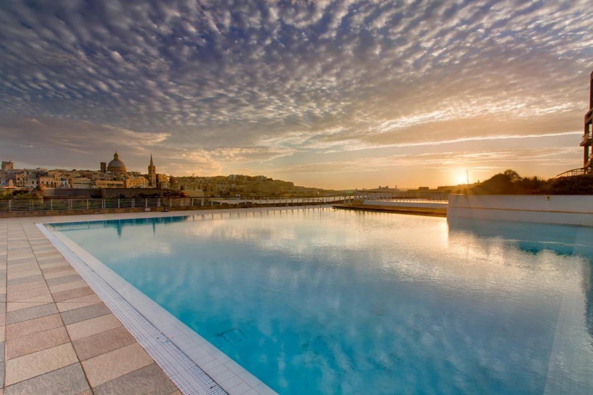 Luxurious Apt With Ocean Views And Pool In Tigne Point Sliema Buitenkant foto