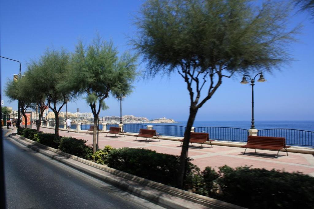 Luxurious Apt With Ocean Views And Pool In Tigne Point Sliema Buitenkant foto